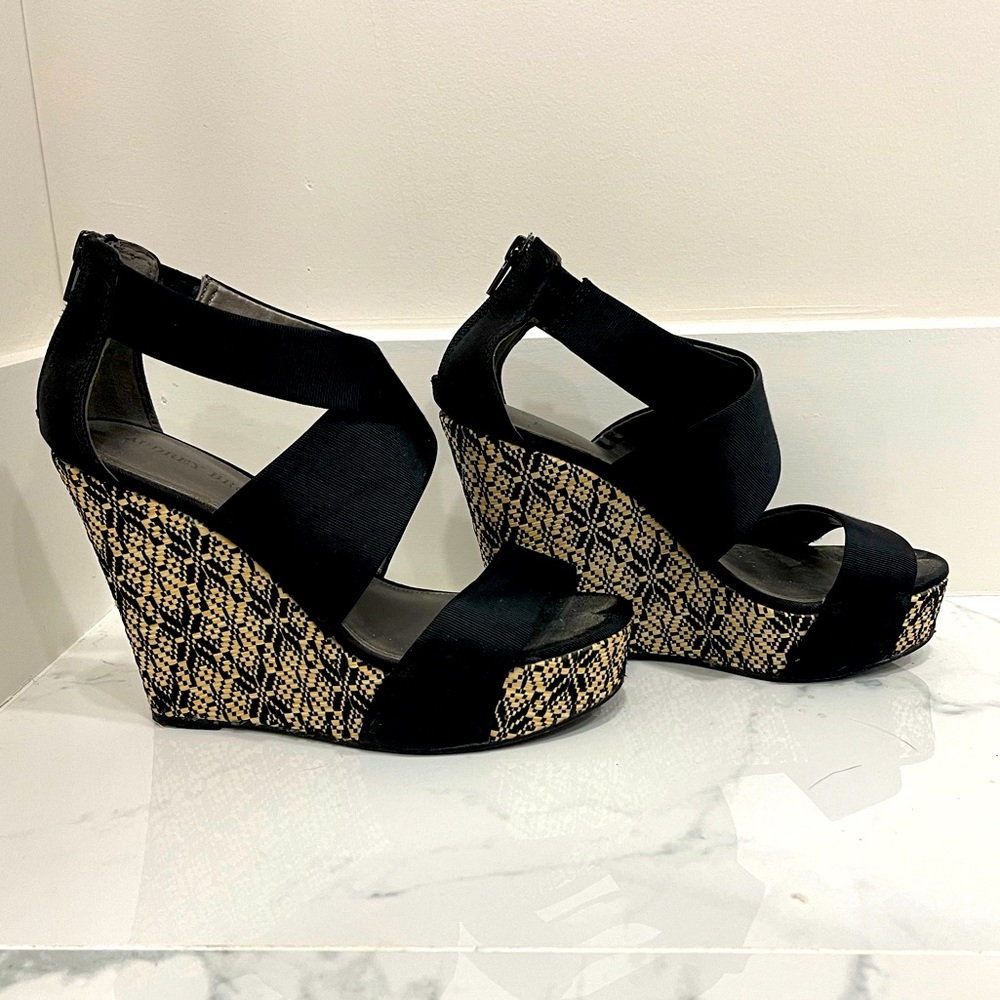 Patterned platform sandals